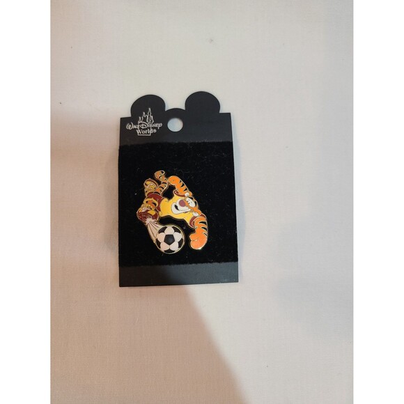 Disney Winnie The Pooh Tigger Kicking Soccer Ball Pin - Picture 1 of 2